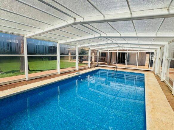 Villa In Oliva With Elevator, Heated Pool And Large Garden