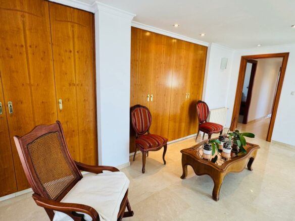 Villa In Oliva With Elevator, Heated Pool And Large Garden