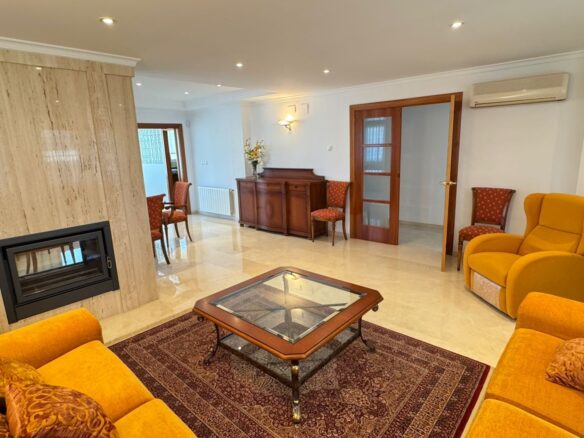 Villa In Oliva With Elevator, Heated Pool And Large Garden