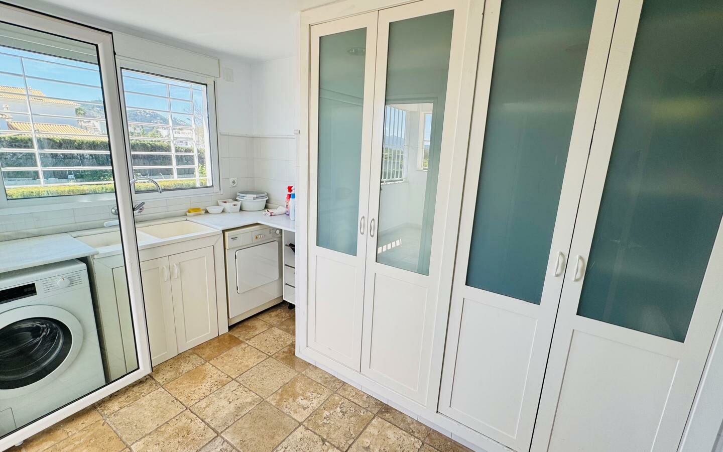 Villa In Oliva With Elevator, Heated Pool And Large Garden