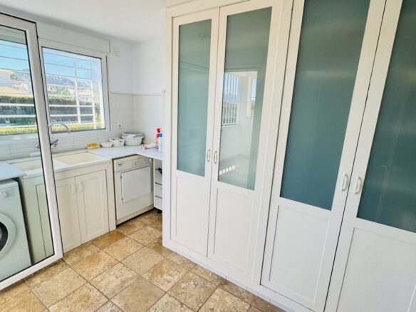 Villa In Oliva With Elevator, Heated Pool And Large Garden