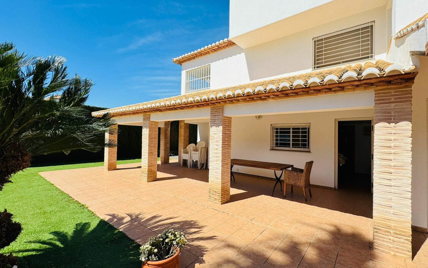 Villa In Oliva With Elevator, Heated Pool And Large Garden