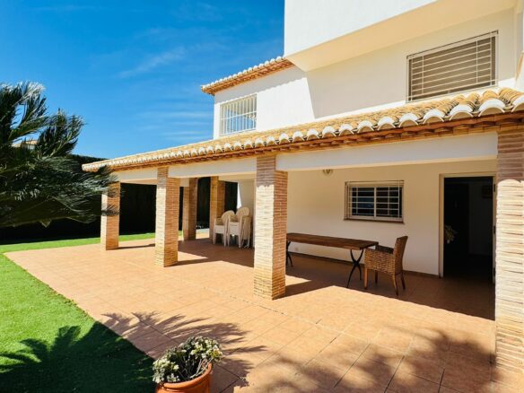 Villa In Oliva With Elevator, Heated Pool And Large Garden