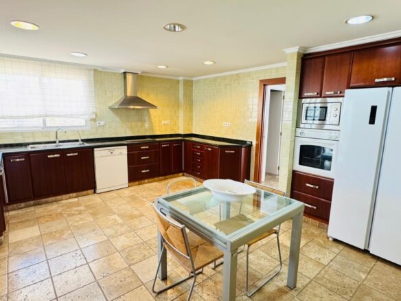 Villa In Oliva With Elevator, Heated Pool And Large Garden