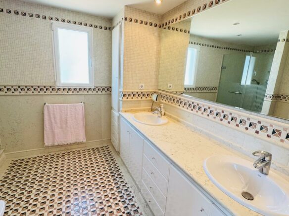 Villa In Oliva With Elevator, Heated Pool And Large Garden