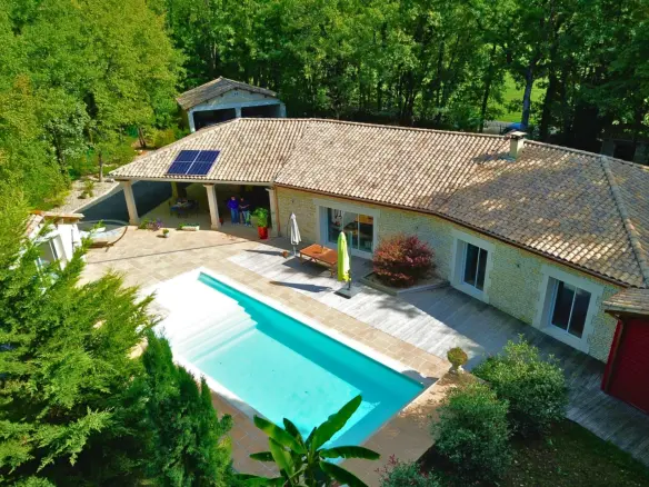 House Of 43 M² With 5 Bedrooms, Pool, Covered Terrace In Woodland Lodge, Nr Angoulême