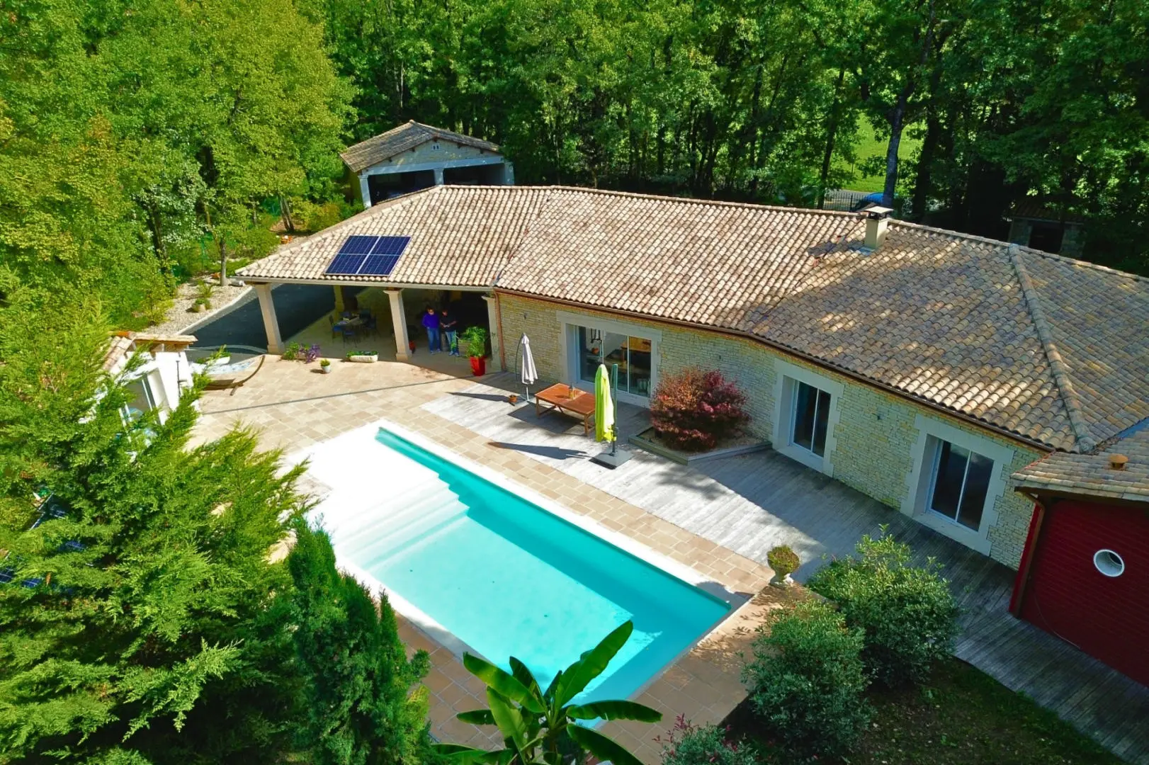 House Of 43 M² With 5 Bedrooms, Pool, Covered Terrace In Woodland Lodge, Nr Angoulême
