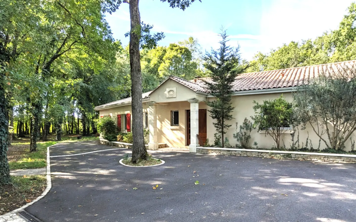 House Of 43 M² With 5 Bedrooms, Pool, Covered Terrace In Woodland Lodge, Nr Angoulême