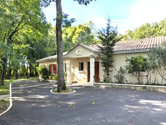 House Of 43 M² With 5 Bedrooms, Pool, Covered Terrace In Woodland Lodge, Nr Angoulême