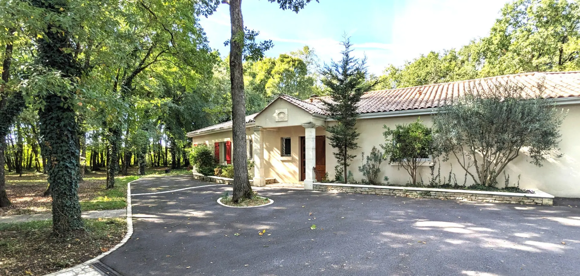 House Of 43 M² With 5 Bedrooms, Pool, Covered Terrace In Woodland Lodge, Nr Angoulême