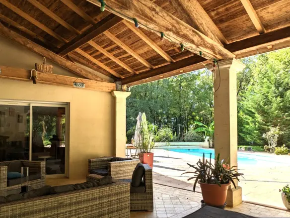 House Of 43 M² With 5 Bedrooms, Pool, Covered Terrace In Woodland Lodge, Nr Angoulême