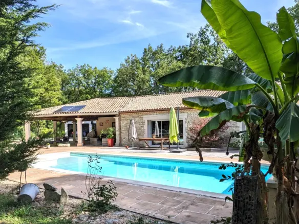 House Of 43 M² With 5 Bedrooms, Pool, Covered Terrace In Woodland Lodge, Nr Angoulême