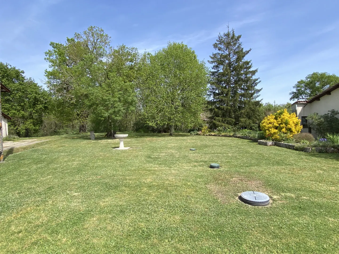Cottage Of 0 M² With Development Potential In Brossac