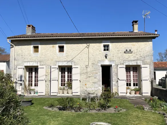 Cottage Of 0 M² With Development Potential In Brossac