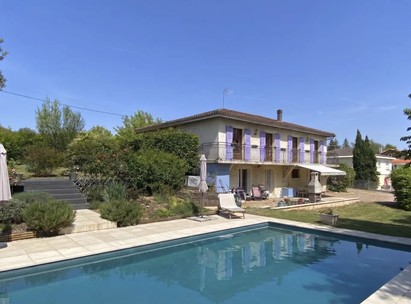 Four-bedroom Village Property Of 200 M² With Pool And Mature Gardens In Sunnyvale