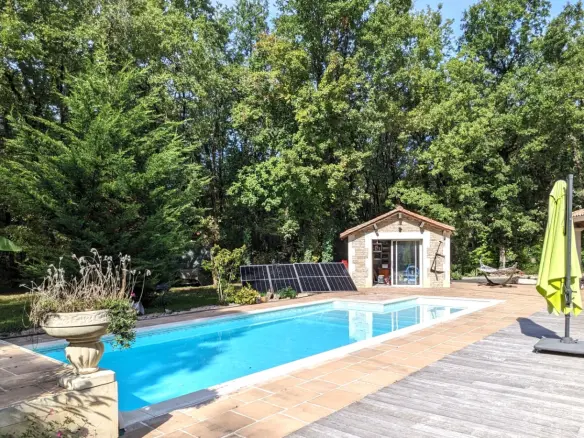 House Of 43 M² With 5 Bedrooms, Pool, Covered Terrace In Woodland Lodge, Nr Angoulême