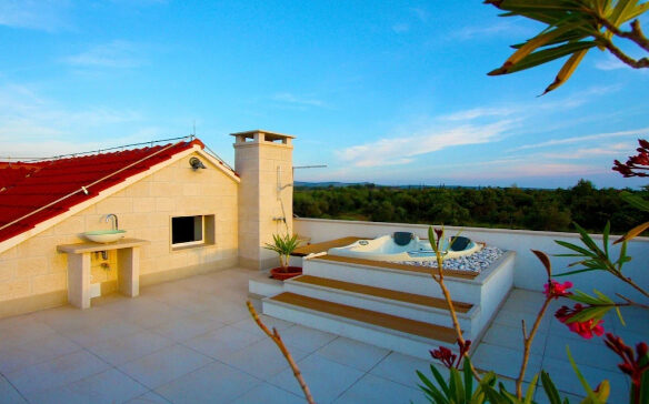 House Of 189 M² With Private Retreat In Brač