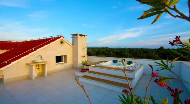 House Of 189 M² With Private Retreat In Brač