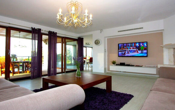 House Of 189 M² With Private Retreat In Brač