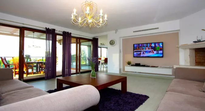 House Of 189 M² With Private Retreat In Brač