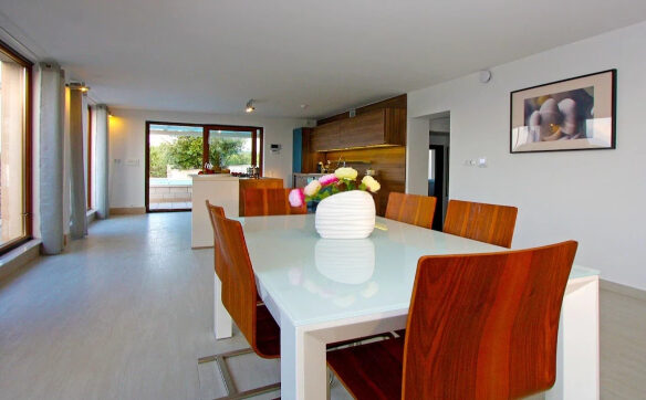 House Of 189 M² With Private Retreat In Brač