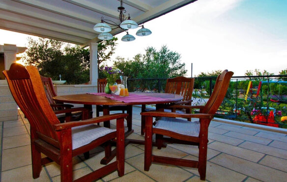 House Of 189 M² With Private Retreat In Brač