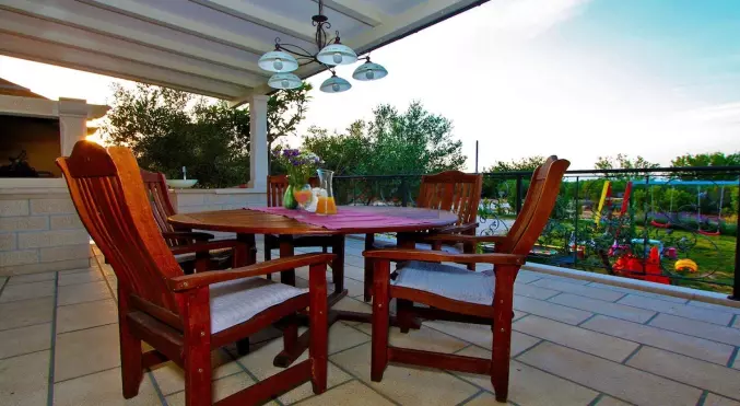 House Of 189 M² With Private Retreat In Brač