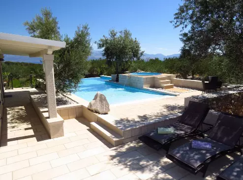 House Of 189 M² With Private Retreat In Brač