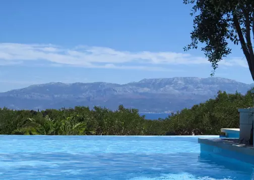 House Of 189 M² With Private Retreat In Brač