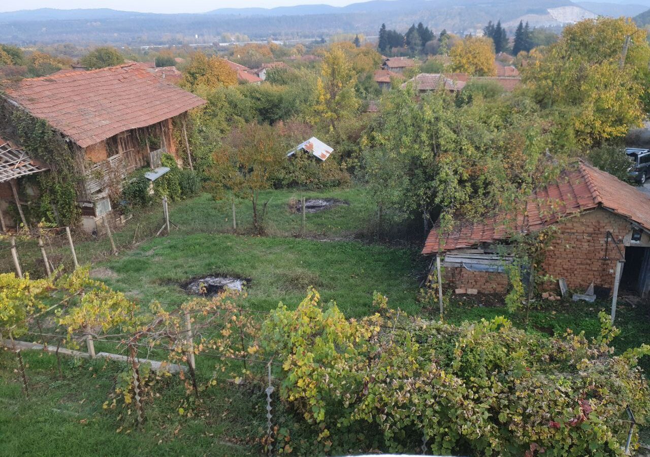 Estate Of 1000 M² With A Large Yard And Fast Access To Sofia (airport)