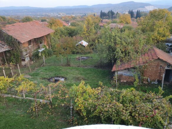 Estate Of 1000 M² With A Large Yard And Fast Access To Sofia (airport)
