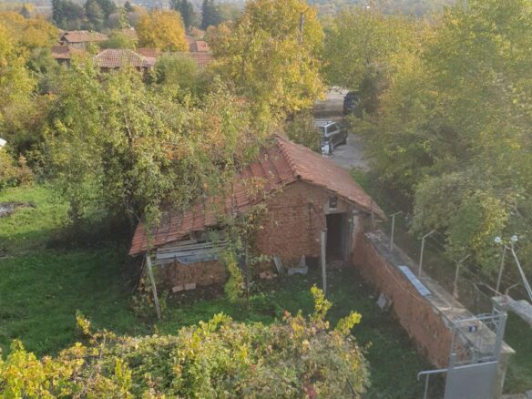 Estate Of 1000 M² With A Large Yard And Fast Access To Sofia (airport)
