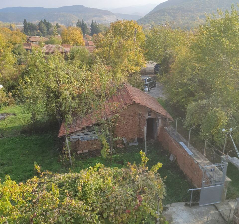 Estate Of 1000 M² With A Large Yard And Fast Access To Sofia (airport)