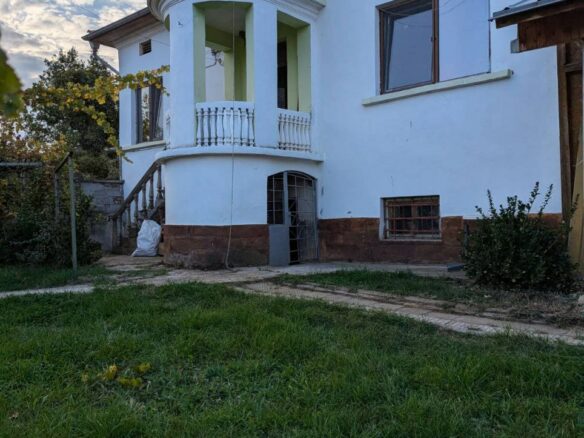 Estate Of 1000 M² With A Large Yard And Fast Access To Sofia (airport)