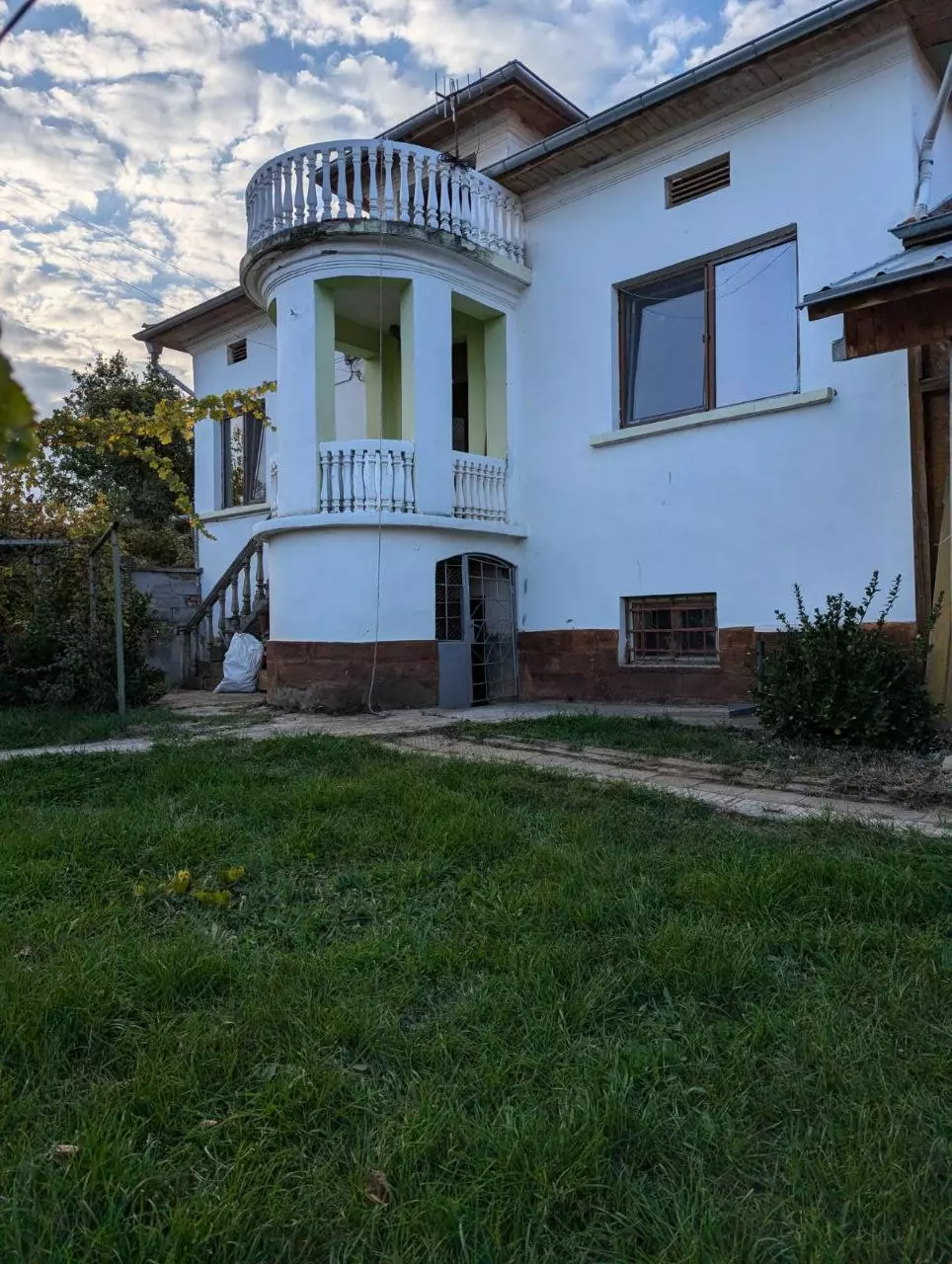 Estate Of 1000 M² With A Large Yard And Fast Access To Sofia (airport)