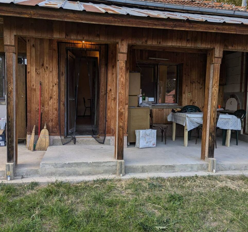 Estate Of 1000 M² With A Large Yard And Fast Access To Sofia (airport)