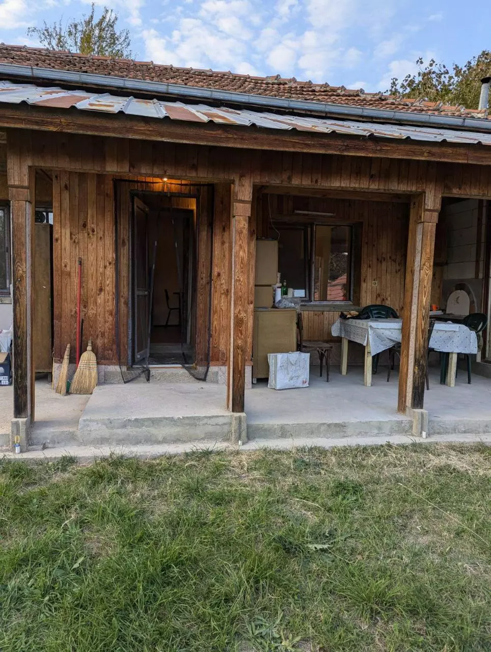 Estate Of 1000 M² With A Large Yard And Fast Access To Sofia (airport)