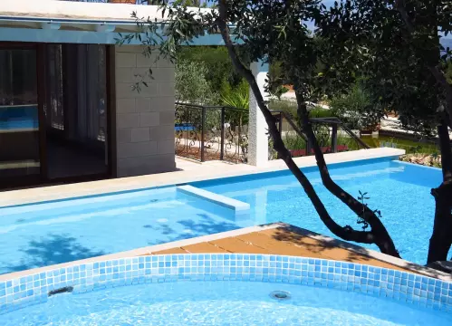 House Of 189 M² With Private Retreat In Brač