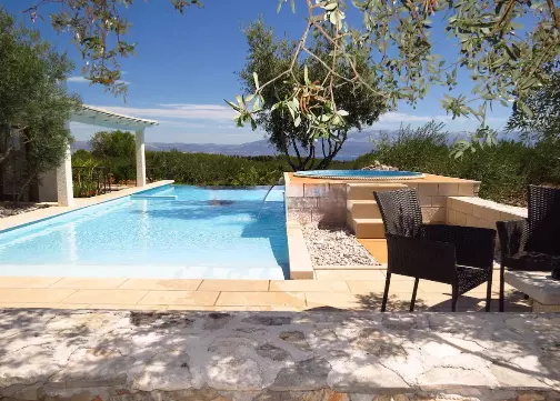 House Of 189 M² With Private Retreat In Brač