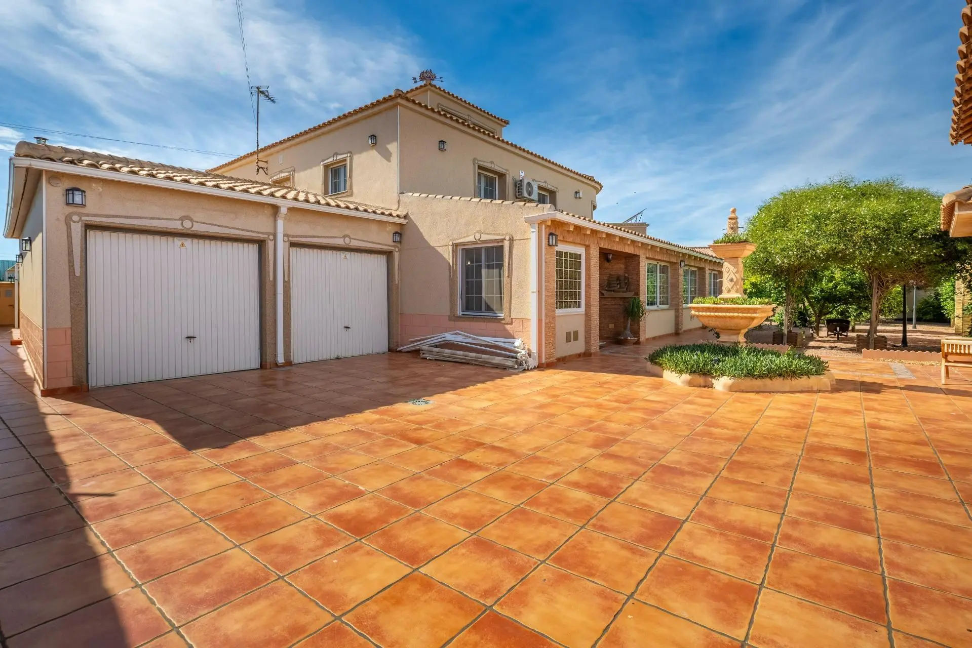 Villa 320 M² In Torrevieja, Spain – Mediter Real Estate**title:** 4-bed Villa In Torrevieja, Spain With Pool