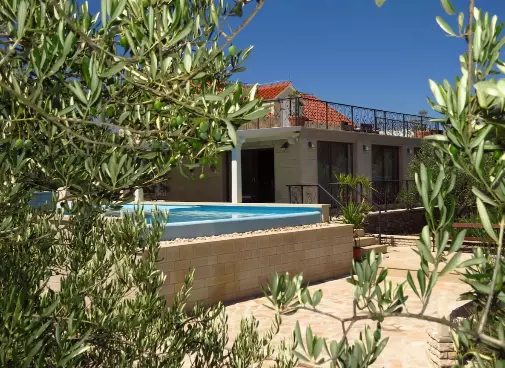 House Of 189 M² With Private Retreat In Brač