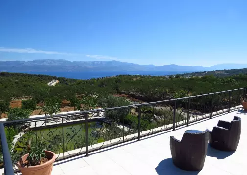 House Of 189 M² With Private Retreat In Brač