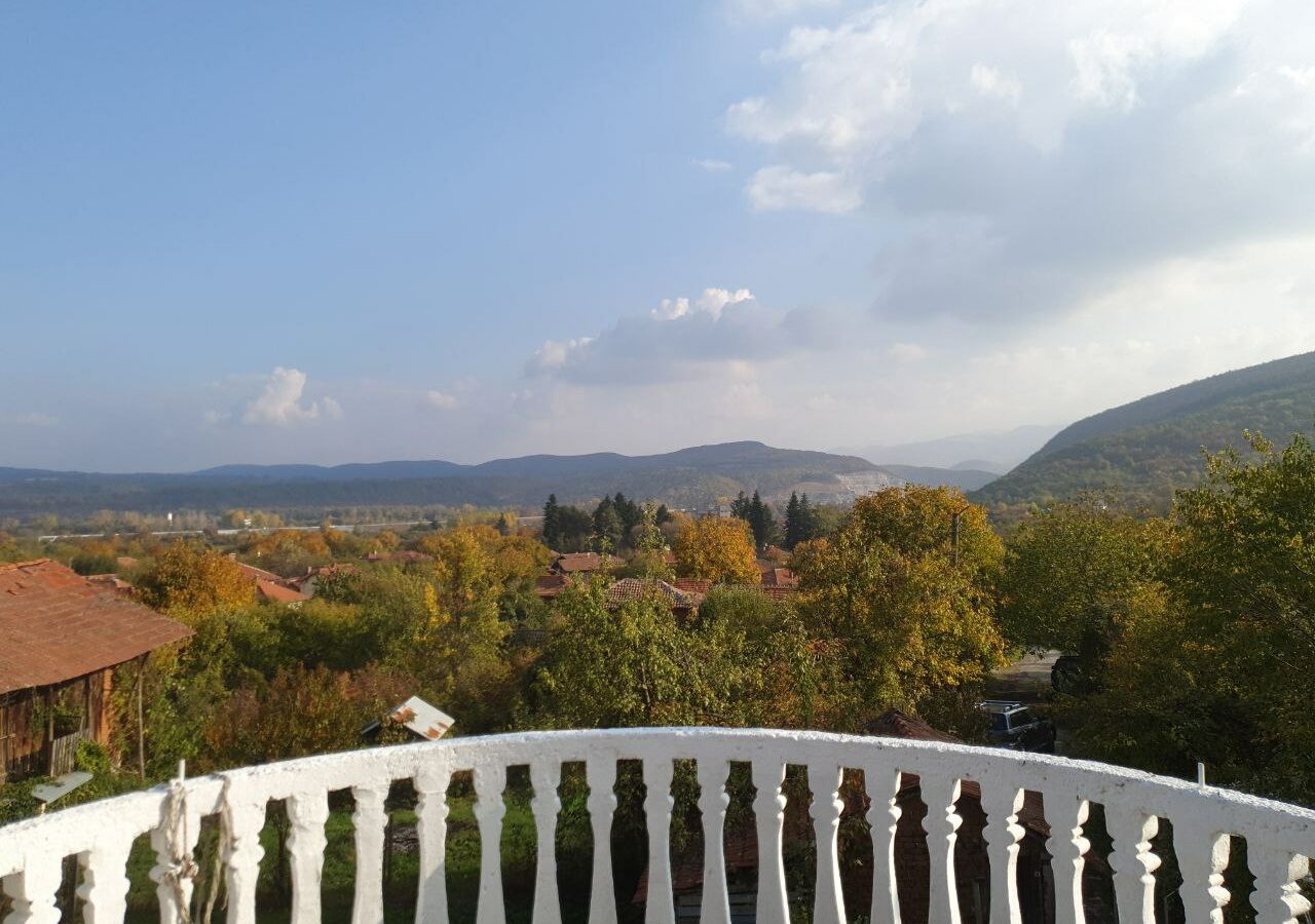 Estate Of 1000 M² With A Large Yard And Fast Access To Sofia (airport)