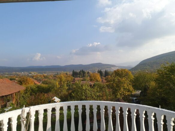 Estate Of 1000 M² With A Large Yard And Fast Access To Sofia (airport)