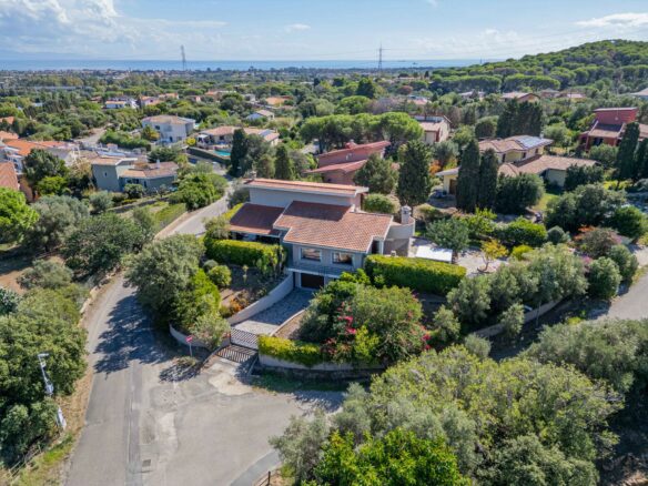Villa Of 300 M² With 5 Bedrooms And Swimming Pool In Miami