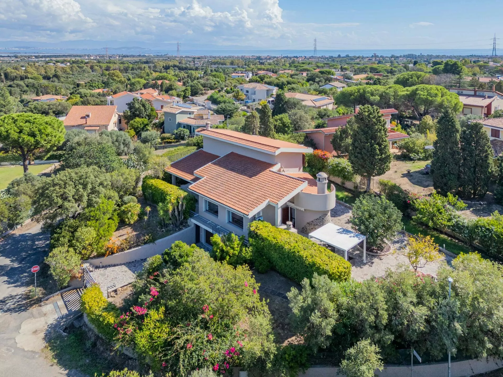 Villa Of 300 M² With 5 Bedrooms And Swimming Pool In Miami