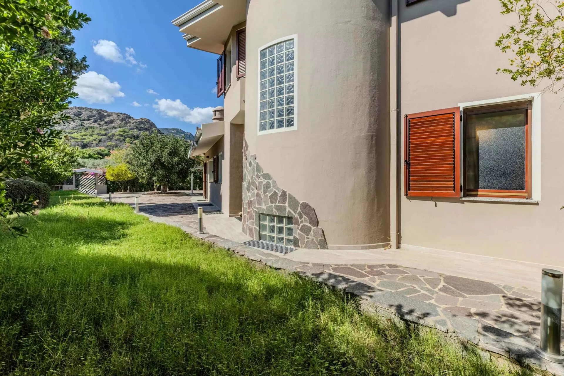 Villa Of 300 M² With 5 Bedrooms And Swimming Pool In Miami
