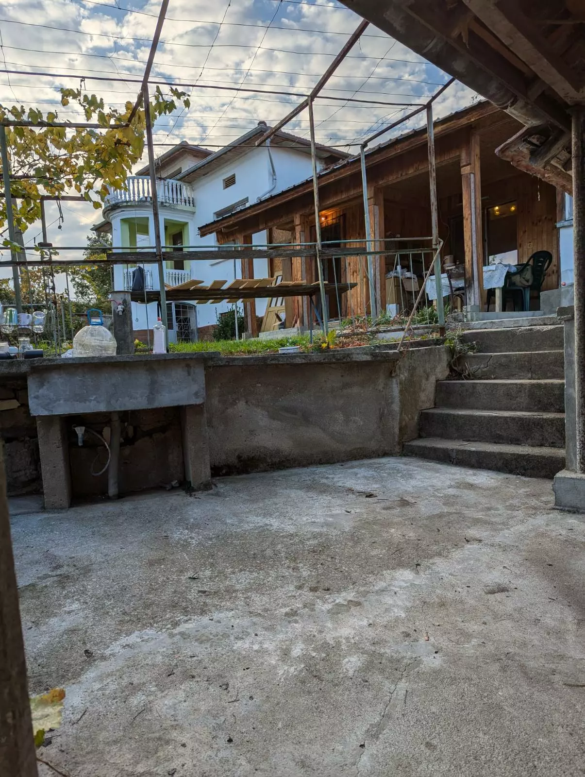 Estate Of 1000 M² With A Large Yard And Fast Access To Sofia (airport)