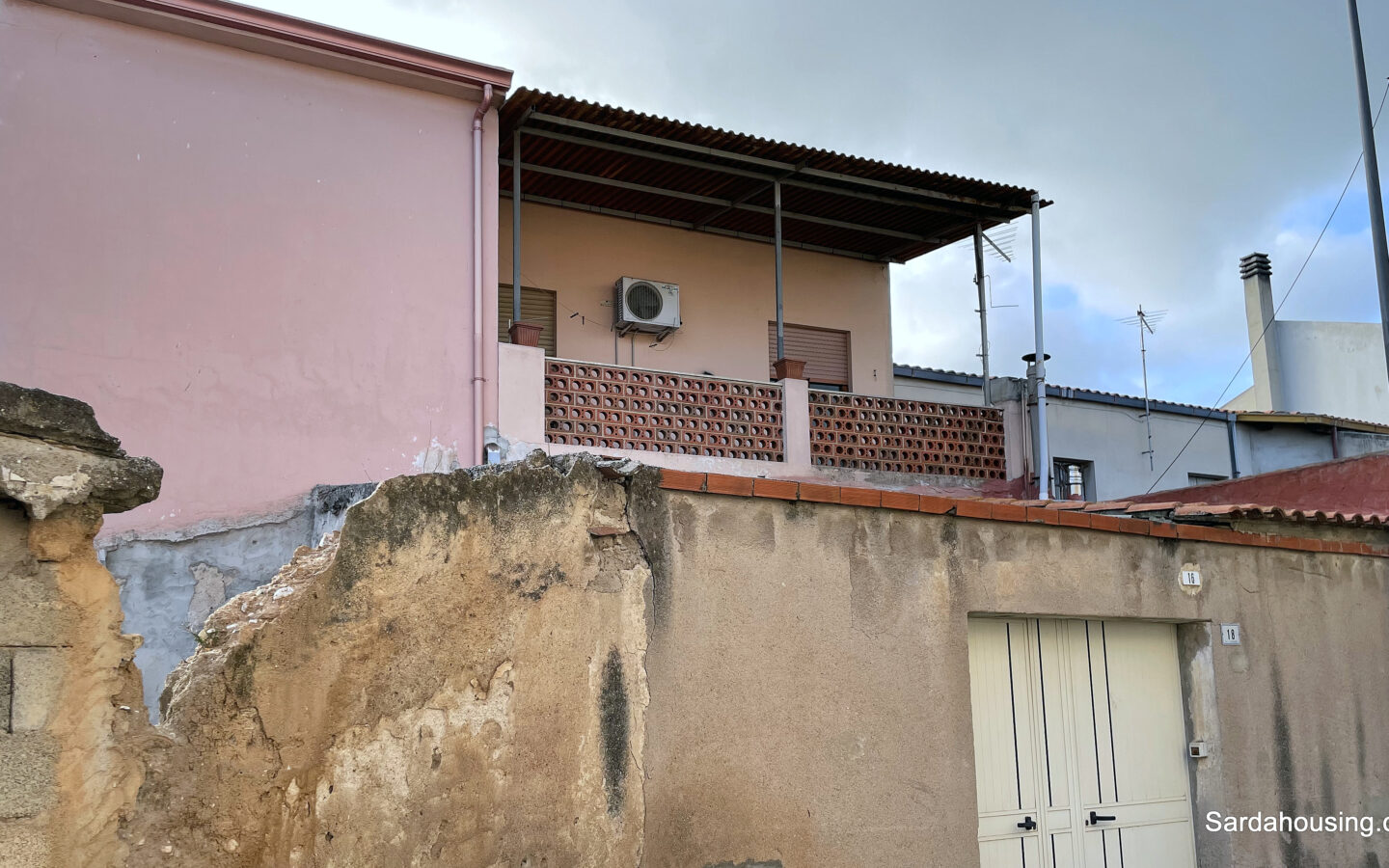 Independent House With Courtyard In Solarussa, Sardinia