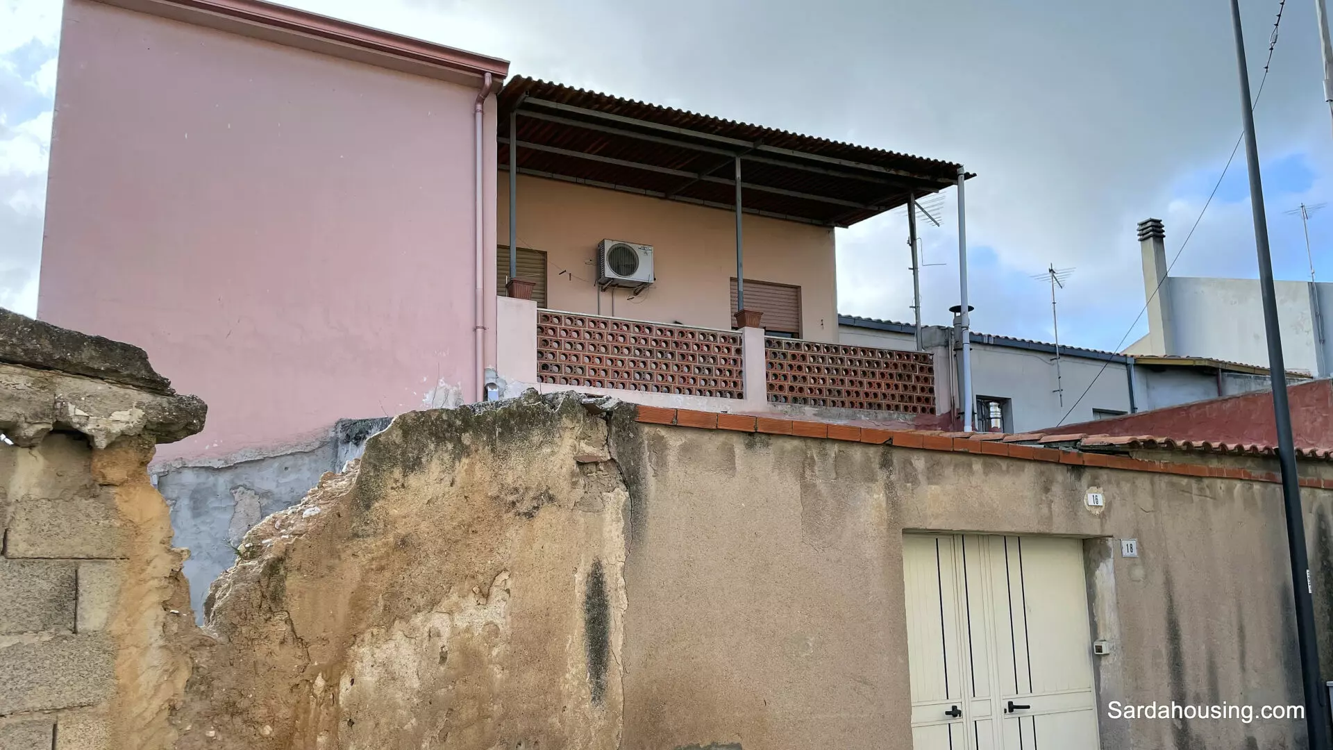 Independent House With Courtyard In Solarussa, Sardinia